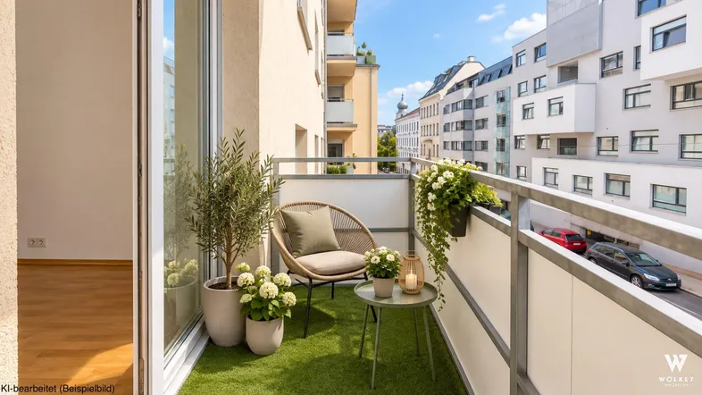 Gemütlicher Balkon mit Kunstrasen, Sitzgelegenheiten und Blick auf die Stadtstraße.