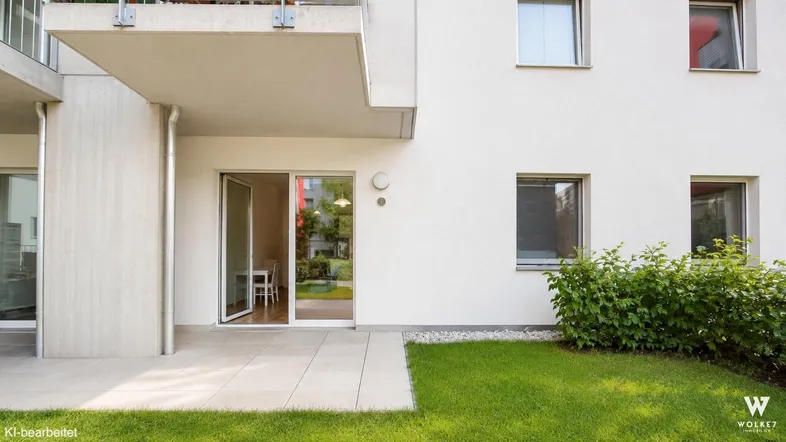 Eine moderne Terrasse im Erdgeschoss mit direktem Zugang zum Garten und viel Grün.