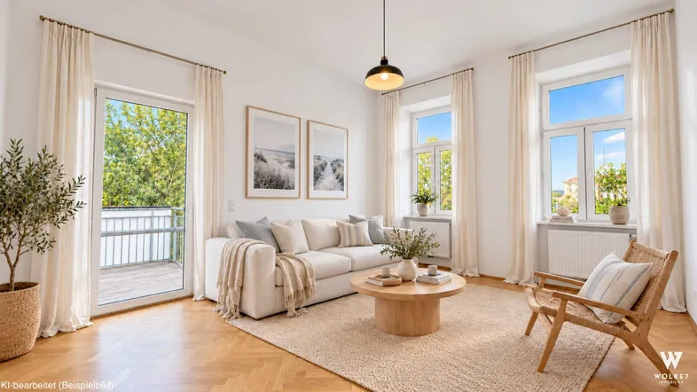 Helles Wohnzimmer mit Fischgrätparkett, hohen Decken, Balkonzugang und Blick ins Grüne.