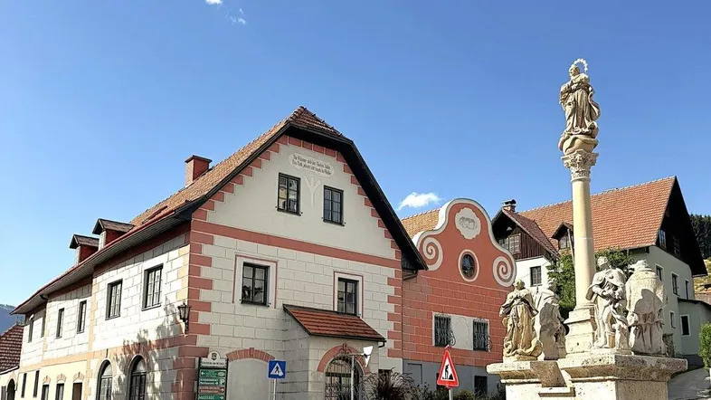 Hausansicht mit Mariensäule