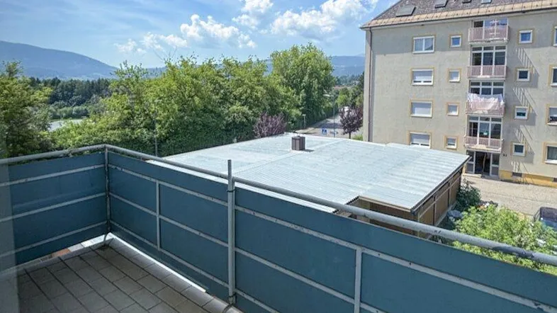 Geräumiger Balkon mit Blick auf die umliegende Landschaft und ferne Berge.