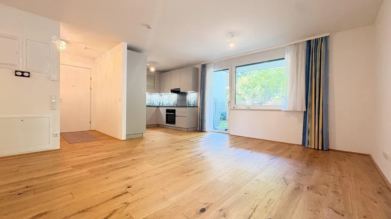 Helles Wohn- und Esszimmer mit Holzboden und Zugang zum Gartenbereich.