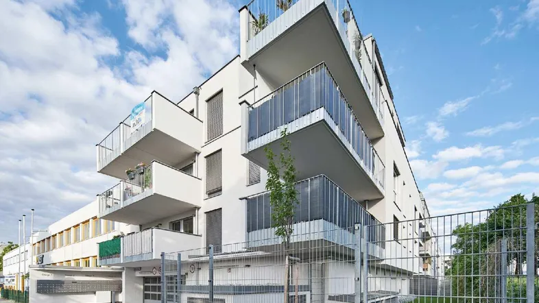 Moderne Wohnanlage mit mehreren Balkonen und zeitgenössischer Architektur.