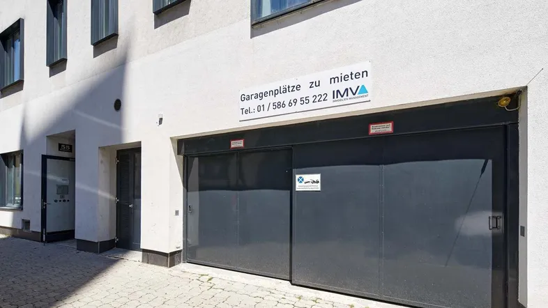 Eingang zur Tiefgarage mit Hinweisschild für verfügbare Garagenplätze.