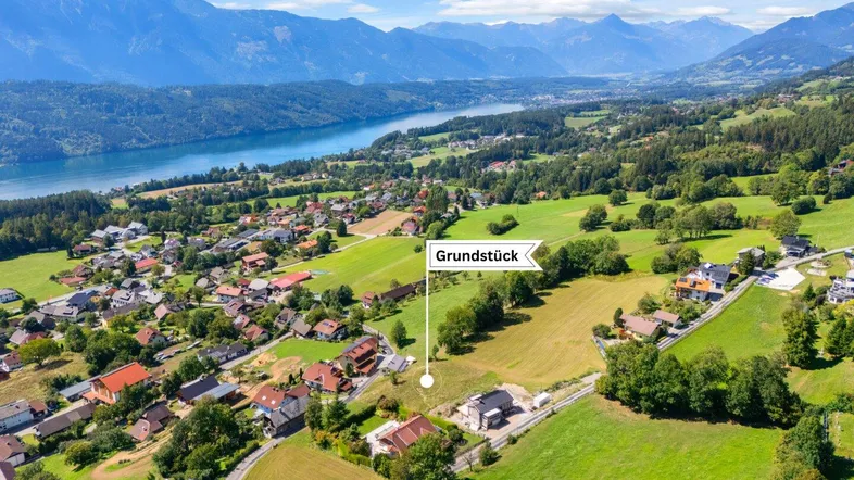 Luftaufnahme eines Grundstücks in einer ländlichen Gegend mit See- und Bergblick.