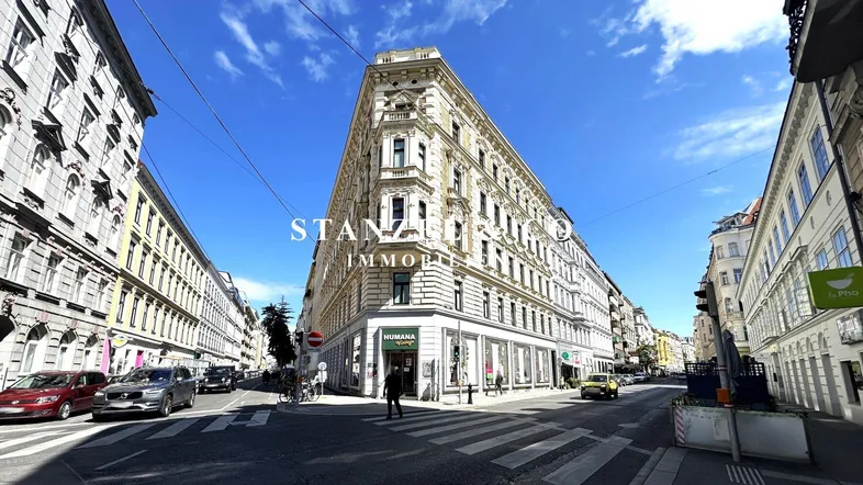 Prächtiges Eckgebäude mit klassischer Architektur in einer städtischen Umgebung.