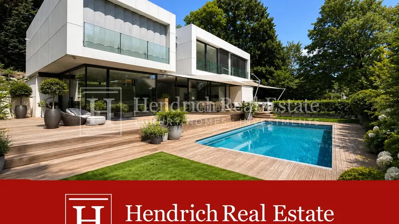 Moderne Villa mit großem Pool, Holzterrasse und gepflegtem Garten unter blauem Himmel.