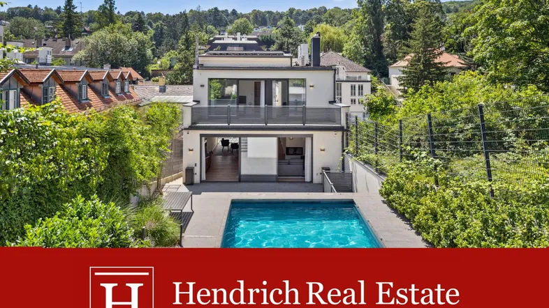 Moderne Villa mit Swimmingpool und großzügiger Terrasse, umgeben von üppigem Grün und Bäumen.