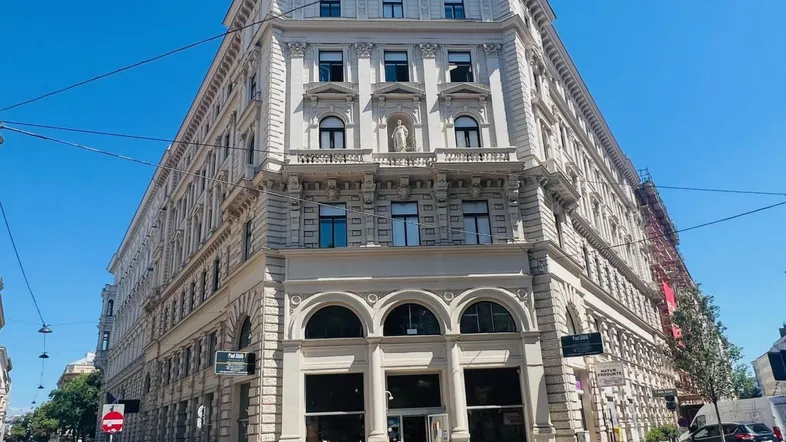 Prachtvolles Eckgebäude mit historischer Architektur und reich verzierten Fassaden in städtischer Umgebung.