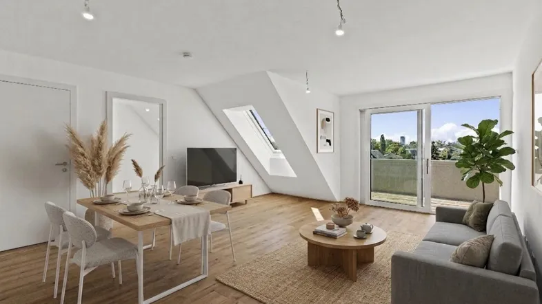 Heller Wohn- und Essbereich mit Holzboden, Dachschräge und Zugang zu einem Balkon.