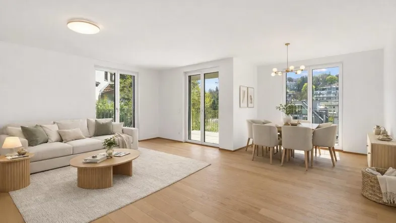 Helles, modern eingerichtetes Wohn-Esszimmer mit Holzboden und Zugang zum Balkon.