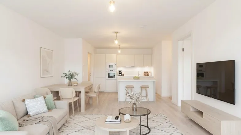 Helles, offenes Wohnzimmer mit integrierter Küche, Essbereich und modernem Design.