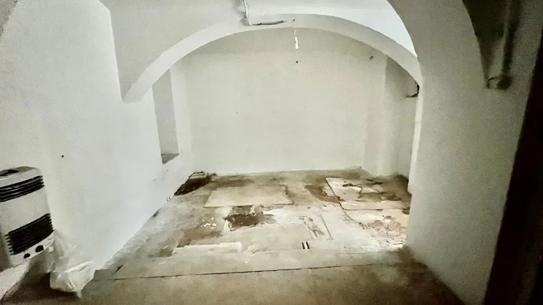 Kellerraum mit Gewölbedecken und sichtbaren Renovierungsbedarf, ideal für Umbauprojekte.
