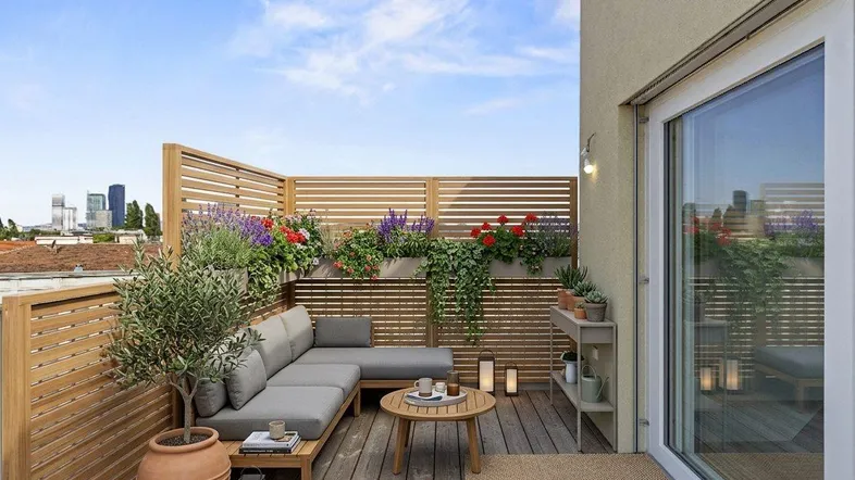 Moderne Dachterrasse mit bequemen Loungemöbeln, Pflanzen und Blick auf die Stadt.
