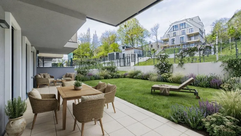 Große, geflieste Terrasse mit modernen Gartenmöbeln und angrenzendem gepflegten Gartenbereich mit Rasen und Pflanzen.