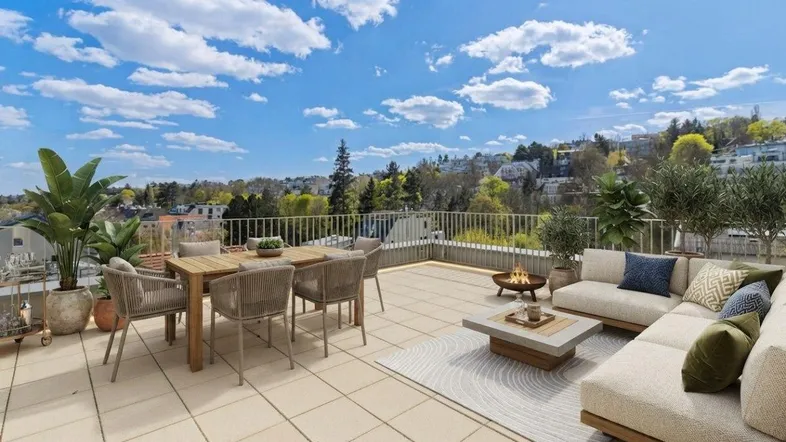Große Dachterrasse mit Essbereich, Lounge-Möbeln und weitem Blick über die Umgebung.