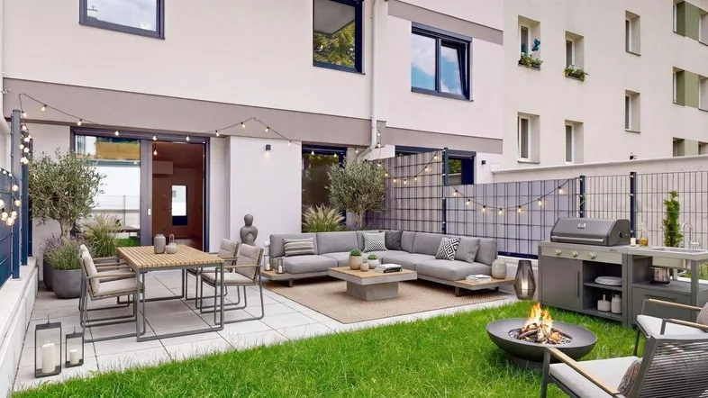 Moderne Terrasse mit Gartenmöbeln, Grillbereich und Feuerstelle, ideal für gesellige Abende im Freien.