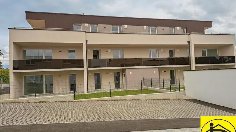 Moderne Wohnanlage mit mehreren Wohneinheiten, Balkonen und kleinen Gartenbereichen.