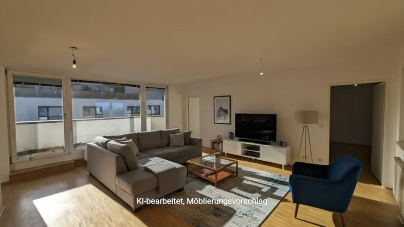 Helles Wohnzimmer mit Parkettboden, großen Fenstern und moderner Möblierung.