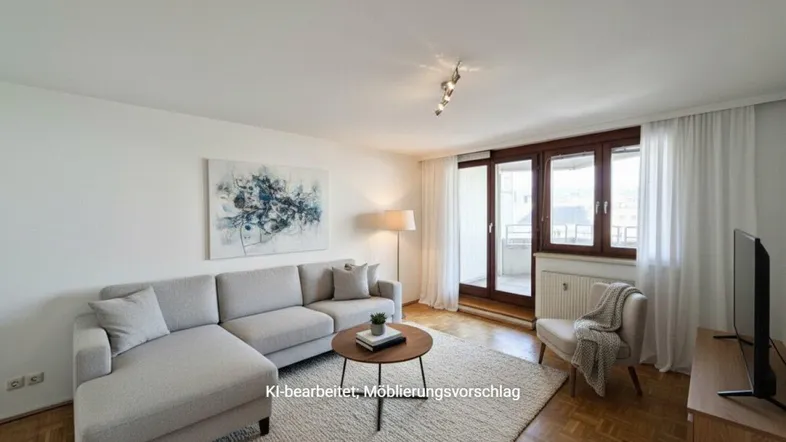 Helles Wohnzimmer mit modernem Sofa, Teppich und Zugang zum Balkon, virtuell möbliert.