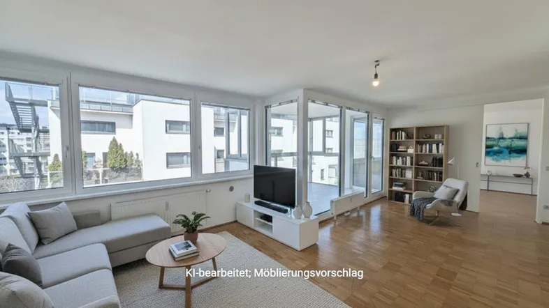 Helles Wohnzimmer mit Parkettboden, großen Fenstern und Zugang zu einem verglasten Balkon.