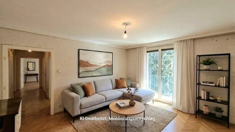 KI-bearbeitetes Wohnzimmer mit modernem Sofa, Couchtisch und Zugang zu einem Balkon mit Parkettboden.
