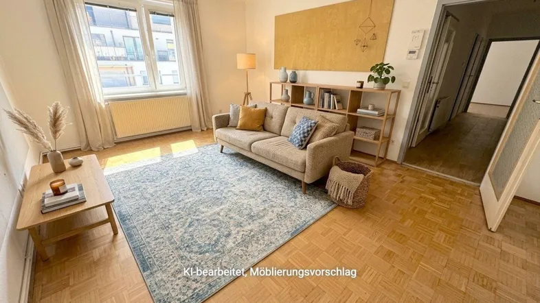 Helles Wohnzimmer mit Fischgrätparkett, modernem Mobiliar und viel Tageslicht.