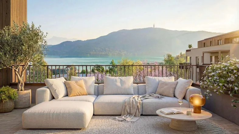 Große möblierte Terrasse mit bequemer Sitzecke und atemberaubendem Blick auf den See und die Berge.