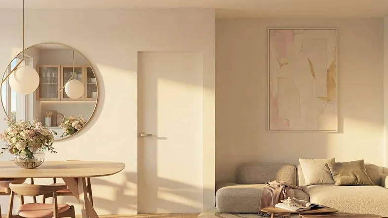 Heller, offener Wohn- und Essbereich mit modernem Design, großem Spiegel und Holzboden.