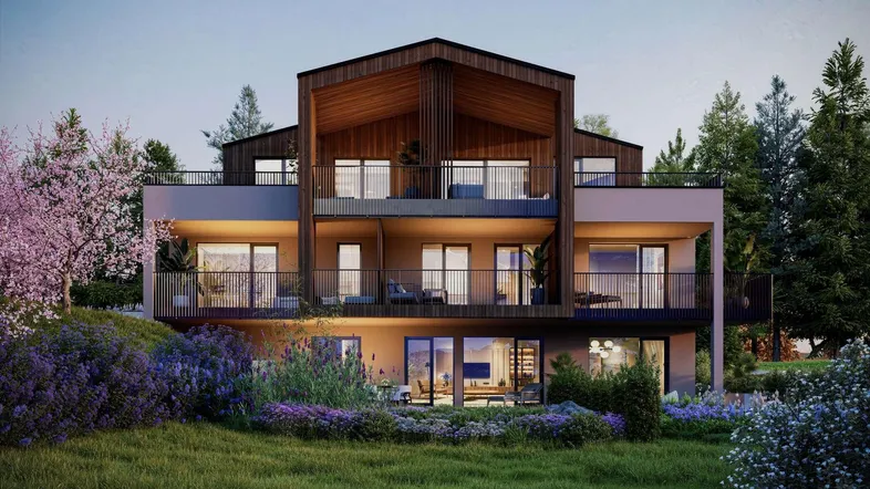 Moderne Wohnanlage mit Holzfassade, Balkonen und Terrassen, umgeben von blühenden Bäumen und Grünflächen.