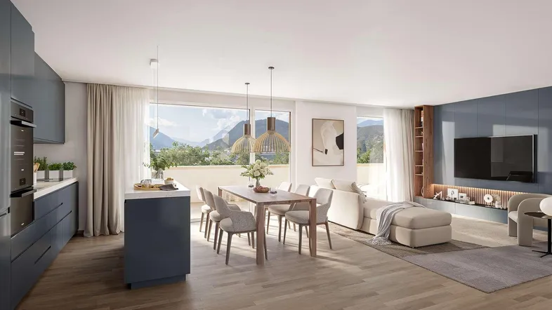 Moderner offener Wohn-Essbereich mit integrierter Küche, Holzboden und beeindruckendem Bergblick.