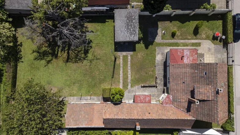 Luftaufnahme des Grundstücks mit Haus, Garten und Nebengebäuden in ländlicher Umgebung.