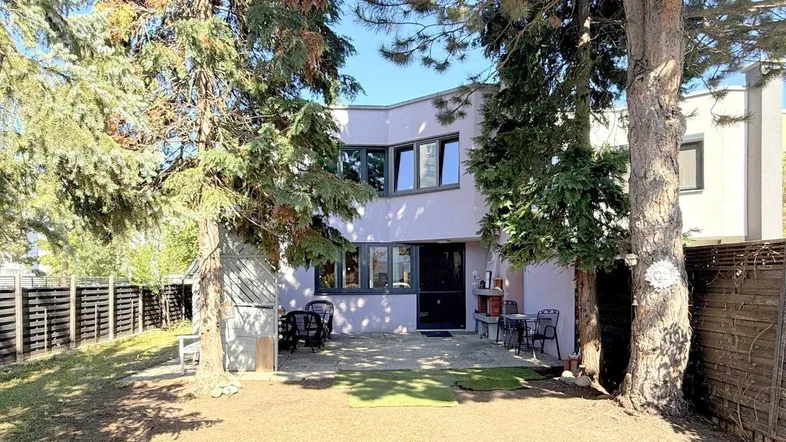 Hausansicht mit Garten
