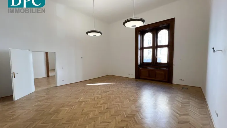 Geräumiger Raum mit Fischgrätparkett und hohen Decken, bereit für individuelle Gestaltung.