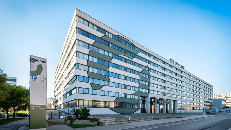 Modernes Bürogebäude mit markanter Fassadengestaltung, großen Fensterfronten und klarer Beschilderung.