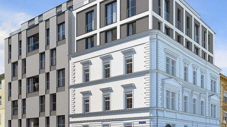 Moderne Architektur mit großen Fenstern und einer Kombination aus Alt- und Neubau in urbaner Umgebung.