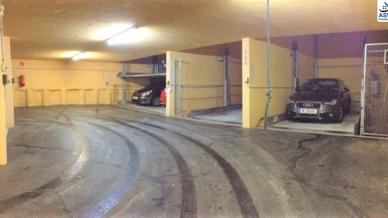 Tiefgarage mit mehreren Parkplätzen und modernen Autohebebühnen für effizientes Parken.