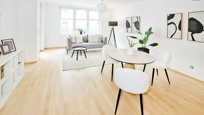 Helles Wohn- und Esszimmer mit Parkettboden und moderner Einrichtung.