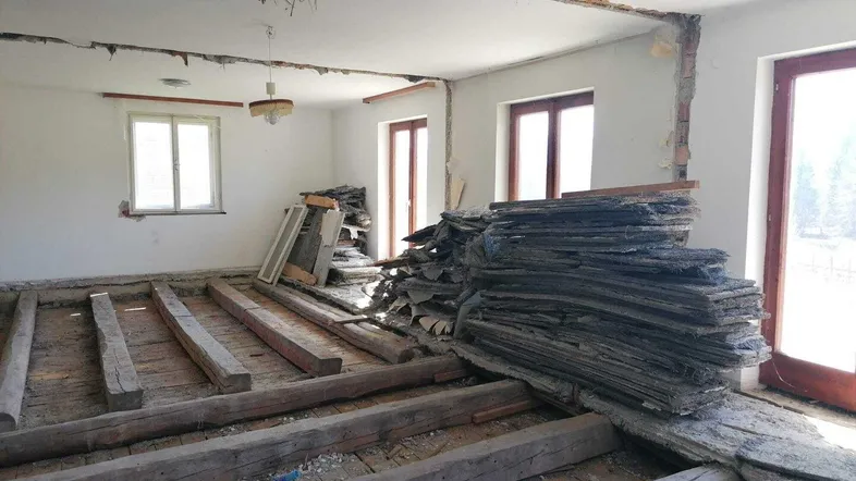 K3 - Entkerntes Haus mit Umbaugenehmigung und Garten