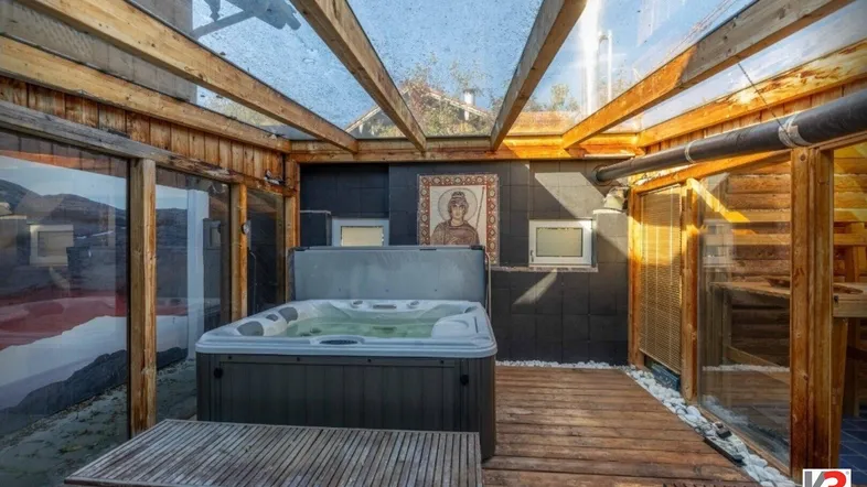 Exklusiver Wellnessbereich mit Whirlpool, Sauna und Glasdach für entspannte Stunden.