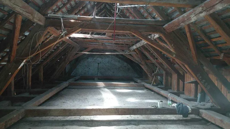 Unausgebauter Dachboden mit sichtbaren Holzbalken und viel Potenzial für einen zukünftigen Ausbau.
