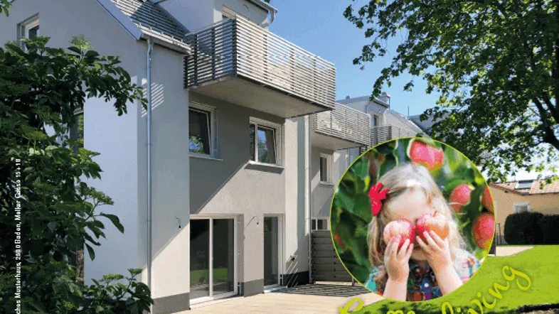 Modernes Reihenhaus mit Balkonen, Terrasse und gepflegtem Gartenbereich, umgeben von grüner Natur.