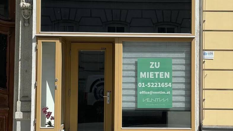 Fassade eines Geschäftsgebäudes mit großen Schaufenstern und einem 