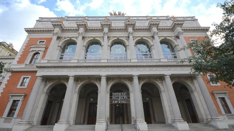 Prächtiges historisches Gebäude mit imposanter Fassade und Säulen, das Büros beherbergt.