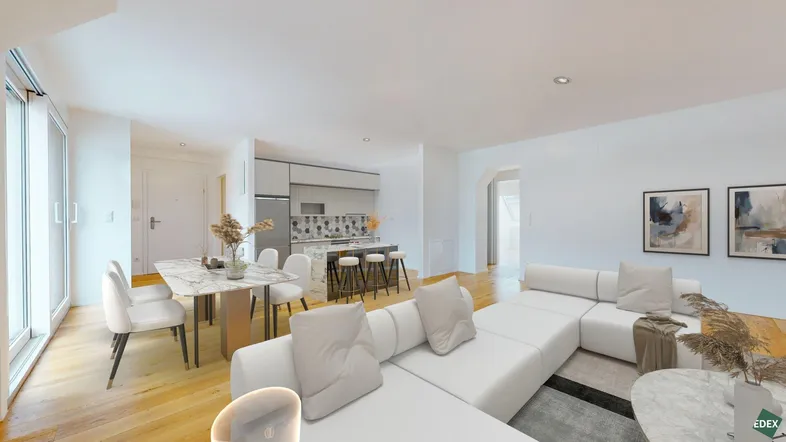 Virtuell inszenierter offener Wohn-Essbereich mit integrierter Küche, Holzboden und Zugang zu einem Balkon.