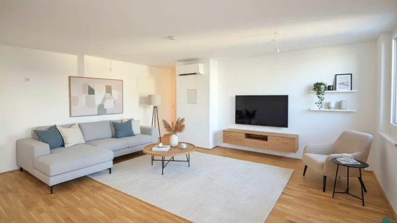 Helles Wohnzimmer mit modernem Sofa, Holzboden und Klimaanlage für angenehmes Raumklima.
