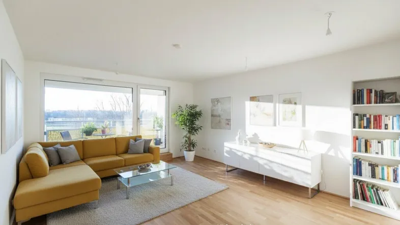 Helles Wohnzimmer mit gelbem Ecksofa, Holzboden und großen Fenstern zum Balkon.