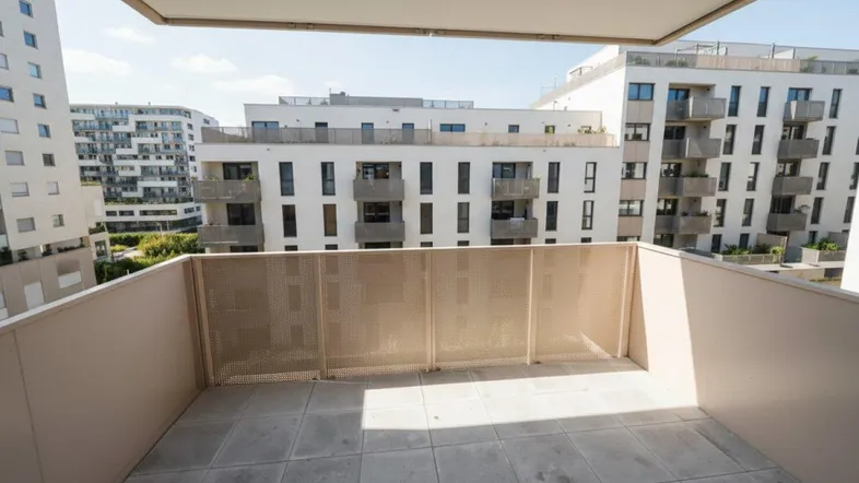 Geräumiger Balkon mit Fliesenboden und Blick auf moderne Wohngebäude in der Umgebung.