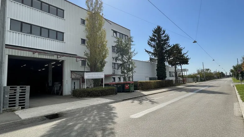 Ansicht des Industriegebäudes von der Straße aus mit sonnigem Wetter und klarem Himmel.