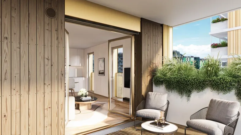 Moderner Balkon mit Holzboden, Sitzgelegenheiten und Zugang zum hellen Wohnbereich.